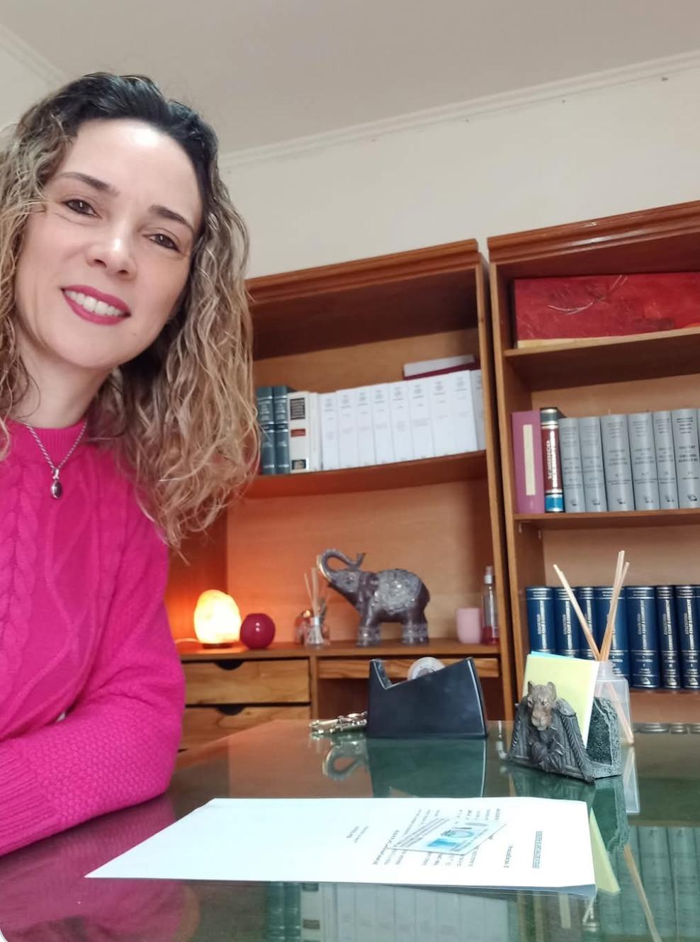 Dra. Noelia Rosas en su escritorio